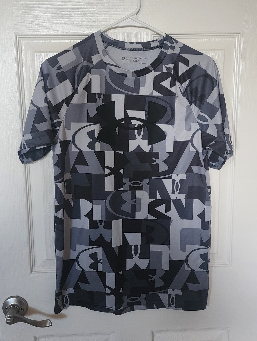 Under Armour Heatgear Youth Black and Gray Graphic Tee